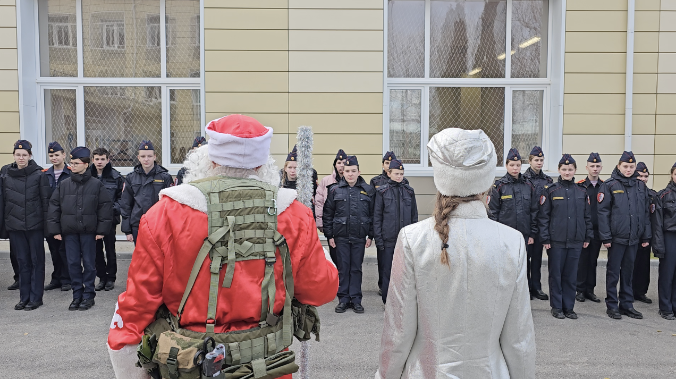 «Боевой» Дед Мороз поздравил ребят из севастопольской гимназии №10