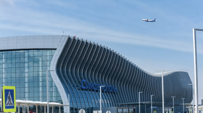 Желающие улететь из Крыма не уместились в аэропорт