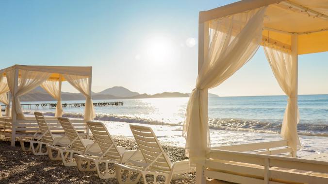 Пляжи Крыма начали готовить к летнему сезону