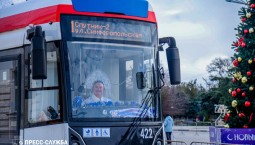 Снегурочка села за руль трамвая в Евпатории