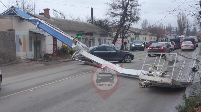 Автоподъёмник МЧС упал на дорогу в Севастополе