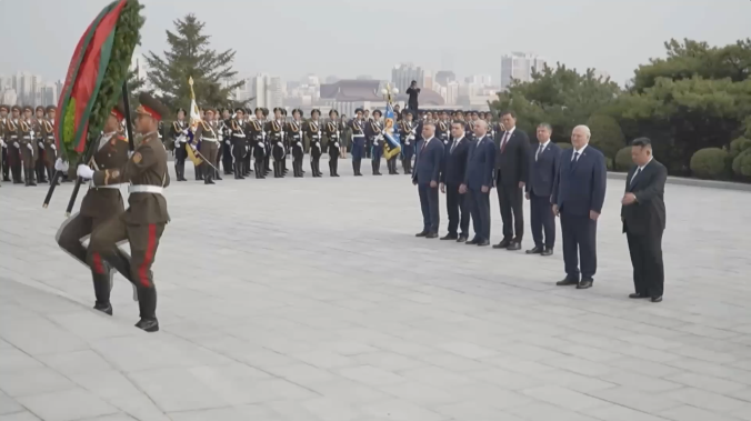 Лукашенко по просьбе Путина возложил цветы в Пхеньяне в знак благодарности за помощь в СВО	