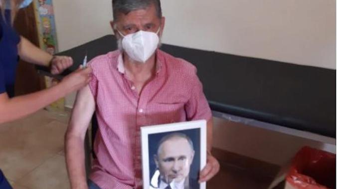 Мэр аргентинского города привился от COVID-19 c портретом Путина в руках