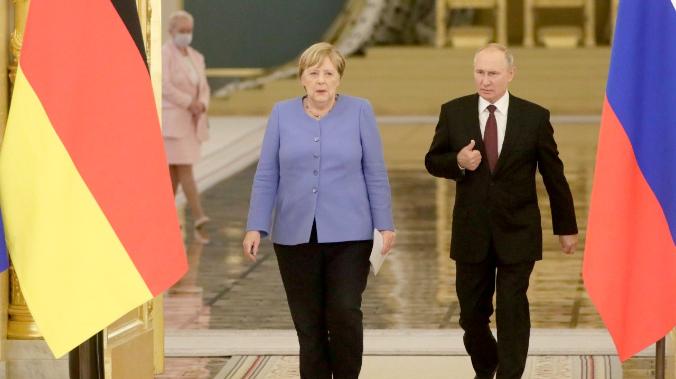 Меркель еще в 2001 году обнаружила наличие серьезных разногласий с Путиным