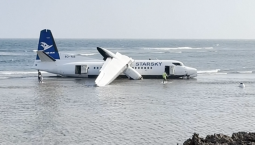 Самолёт в Сомали сел в океан: 55 человек спасены