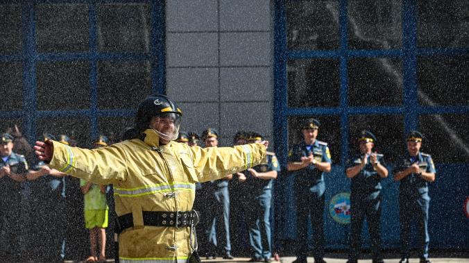 Огнеборца с 25-летним стажем в Севастополе проводили на пенсию