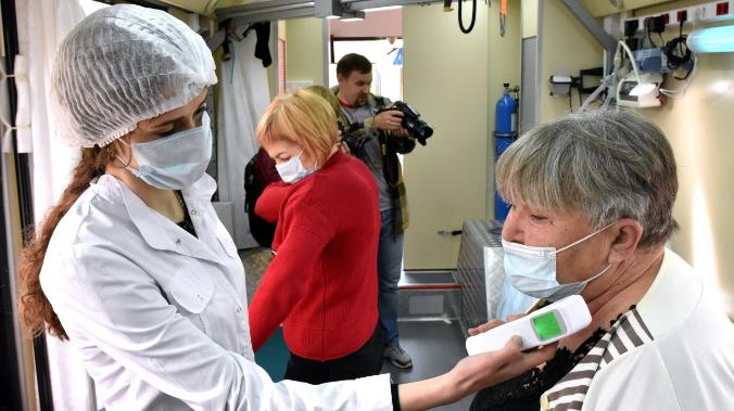 В симферопольском мобильном пункте вакцинации увеличили количество медперсонала из-за очередей