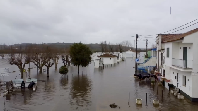 Португалия готовит эвакуацию людей из-за наводнения