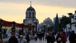 Ялту начали декорировать украшениями к Новому году