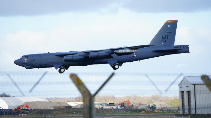 США перебросили к границам России четыре стратегических бомбардировщика B-52H