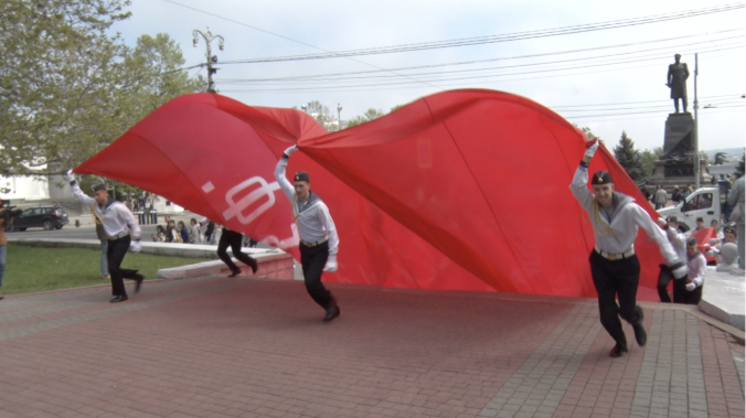 В центре Севастополя развернули копию Знамени Победы