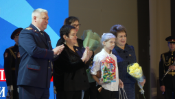 Совфед наградил юную Каролину за спасение братьев