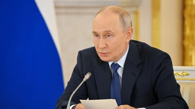 Путин поручил направить регионам 100 млрд рублей