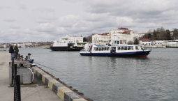 Работа парома в Севастополе приостановлена по 7 апреля