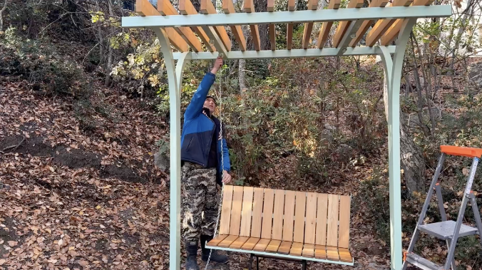 На Солнечной тропе Ялты появились подвесные скамейки