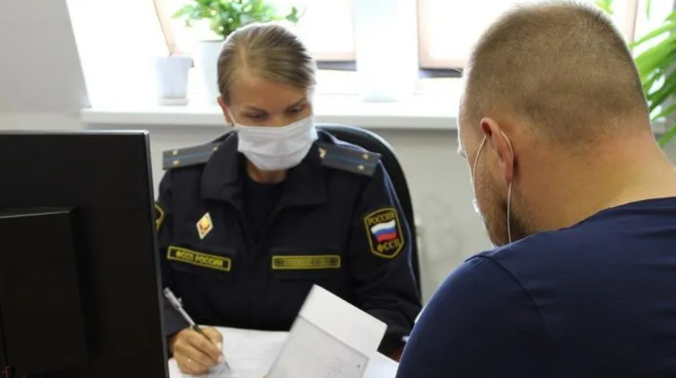 У 2600 злостных алиментщиков в Санкт-Петербурге отобрали водительские права