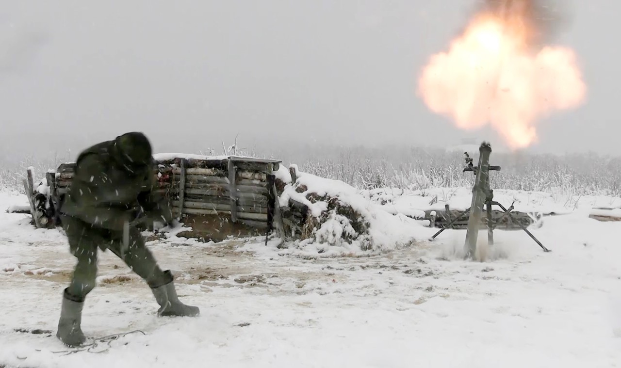 Эфир 25 россия. Солдат России зимой. Полигон для стрельбы. Украинские военные стреляют.