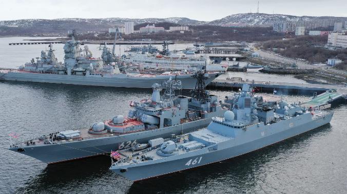 7 российских боевых кораблей подошли к крупнейшей американской военно-морской базе