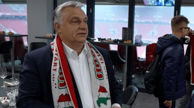МИД Австрии потроллил Орбана за шарф с картой