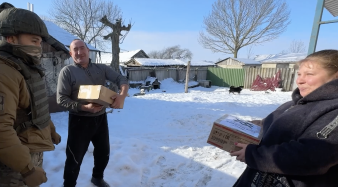 Бойцы помогают жителям Курской области наладить быт