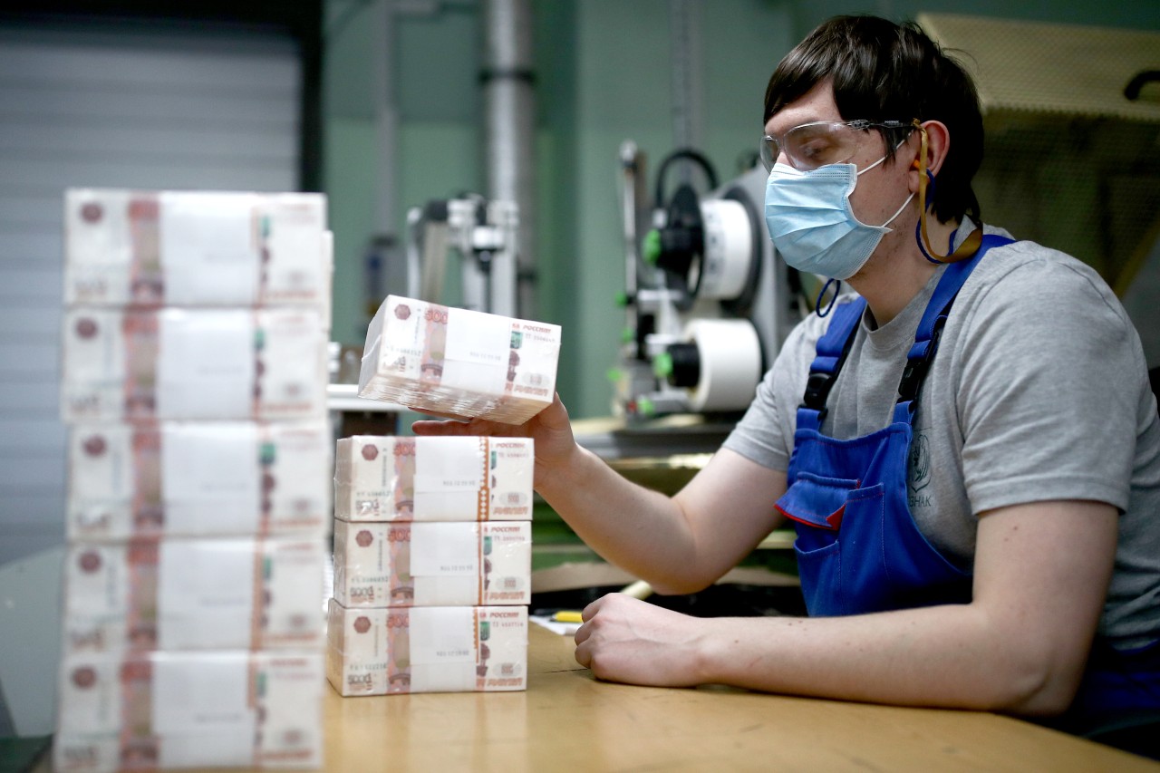 Денежный печатный станок. Эмиссия денег это. Фабрика по производству денег. Эмиссия денежных знаков это. Печатают много денег почему.