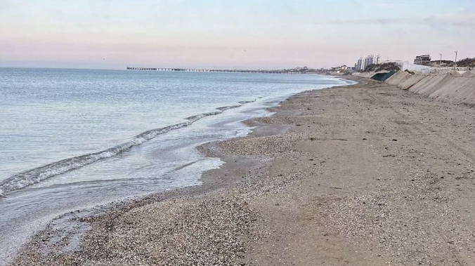 На пляжах Кубани заменят загрязнённый мазутом песок