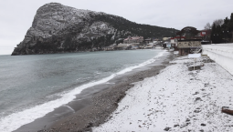 Морской пейзаж в снегу: посёлок Новый Свет припорошило