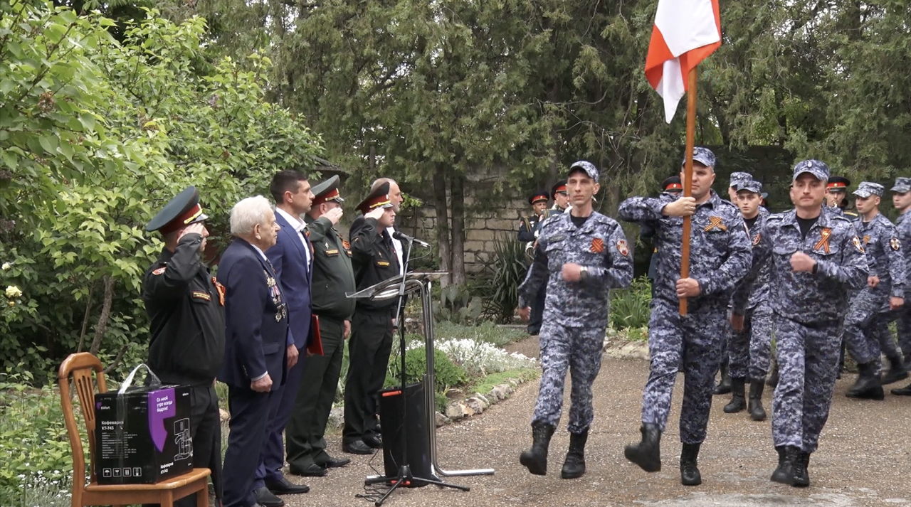 Росгвардия провела личный парад для ветерана Михаила Латохи ::Первый  Севастопольский