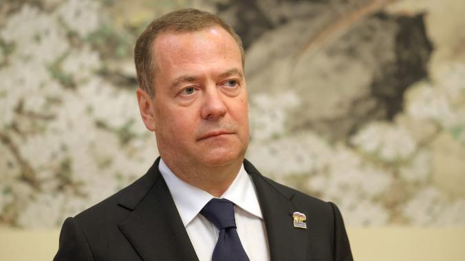 Медведев пообещал Зеленскому судьбу Гитлера