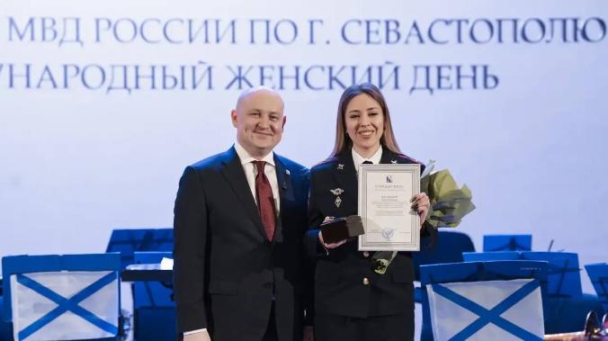 Женщин Управления МВД России по Севастополю поздравили с 8 Марта