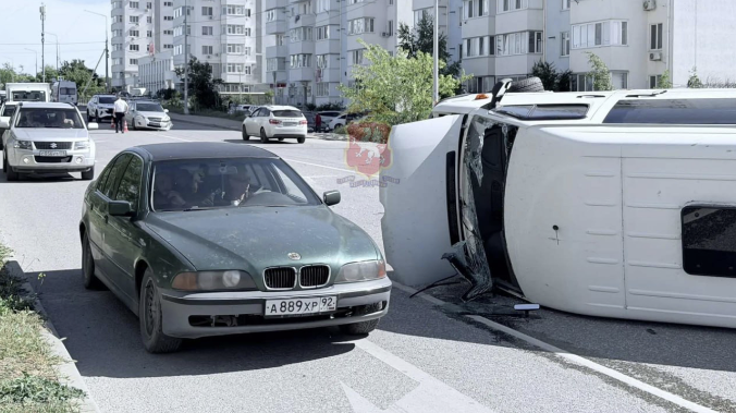В Севастополе столкнулись автобус и легковушка 