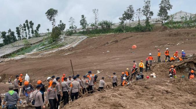 До 25 выросло число жертв из-за оползня в Индонезии