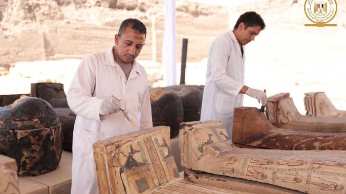 Археологи обнаружили в Саккаре 250 саркофагов с мумиями и тайник с бронзовыми статуями 