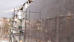 Стены на улице Адмирала Октябрьского облицовывают плитами гранита