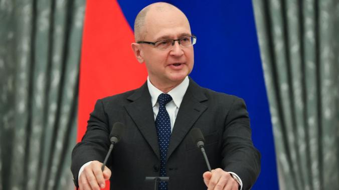 Кириенко вручил паспорта РФ победителям международного трека конкурса «Лидеры России»