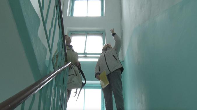 На улице Хрусталёва, 19 жильцы недовольны ремонтом подъезда