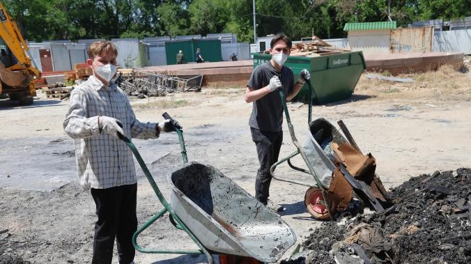 Студенты СевГУ помогают расчищать Панораму