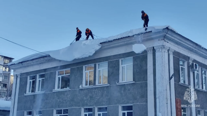 На Камчатку доставили спецтехнику для уборки снега