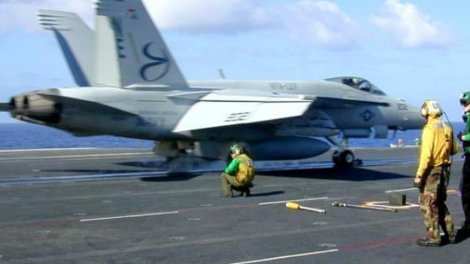 В Средиземном море с палубы американского авианосца сдуло истребитель F-18
