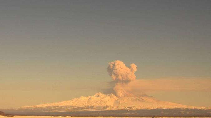 Активность вулкана Шивелуч на Камчатке снизилась 