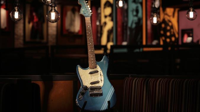 Гитара Курта Кобейна продана за 4,5 млн долларов