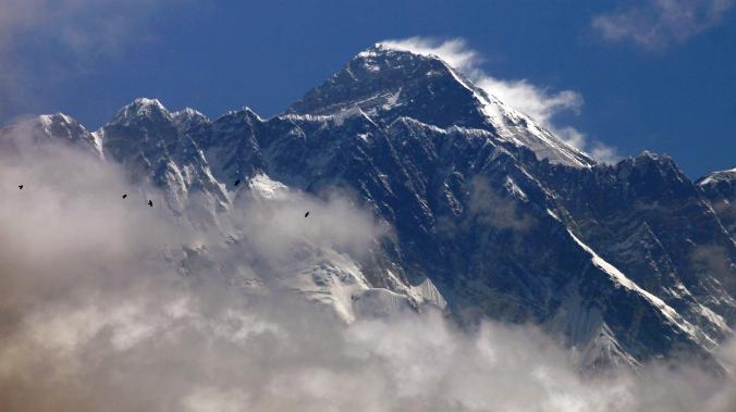 Британскими экологами обнаружены следы пластика на вершине Эвереста