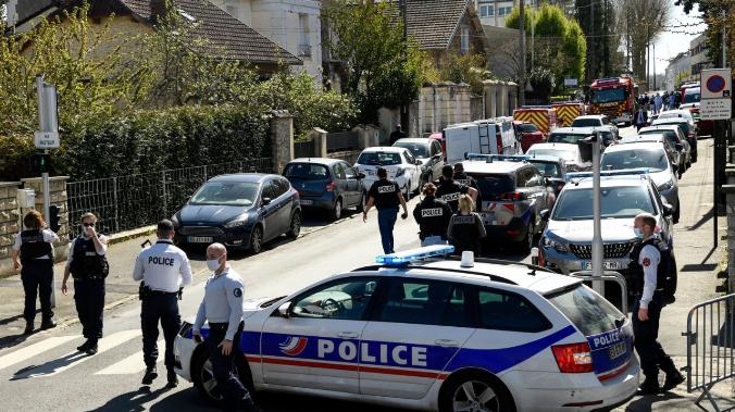 Убийство женщины-полицейского в пригороде Парижа признали терактом 