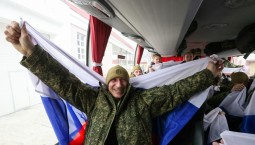 300 российских военных вернулись из плена на Родину