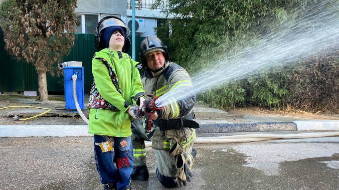 Севастопольские спасатели исполнили мечту ребёнка