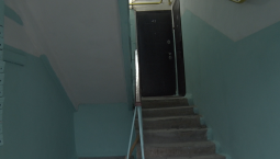 В подъезде дома на Хрусталёва заново отремонтируют ступени