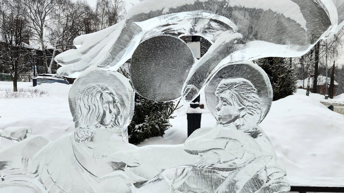 Гравёр «Калашникова» вырезал композицию изо льда