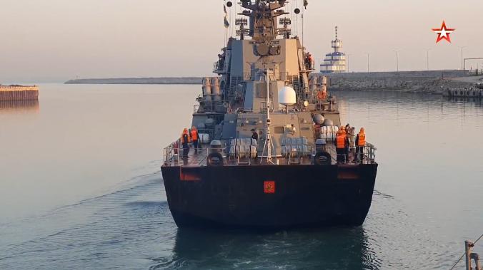 Корабли ликвидировали условного противника в Каспийском море