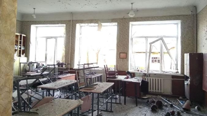 В ДНР две школы попали под обстрелы