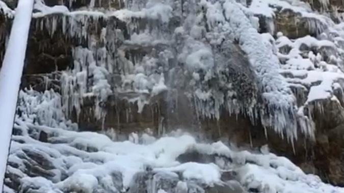 Морозы заставили остолбенеть стометровый водопад Учан-Су